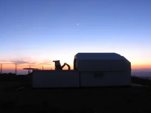 Puesta de sol detrás del Telescopi Fabra-Roa-Montsec