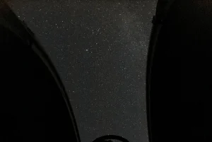 Vista del cielo nocturno desde el interior de la cúpula del TJO
