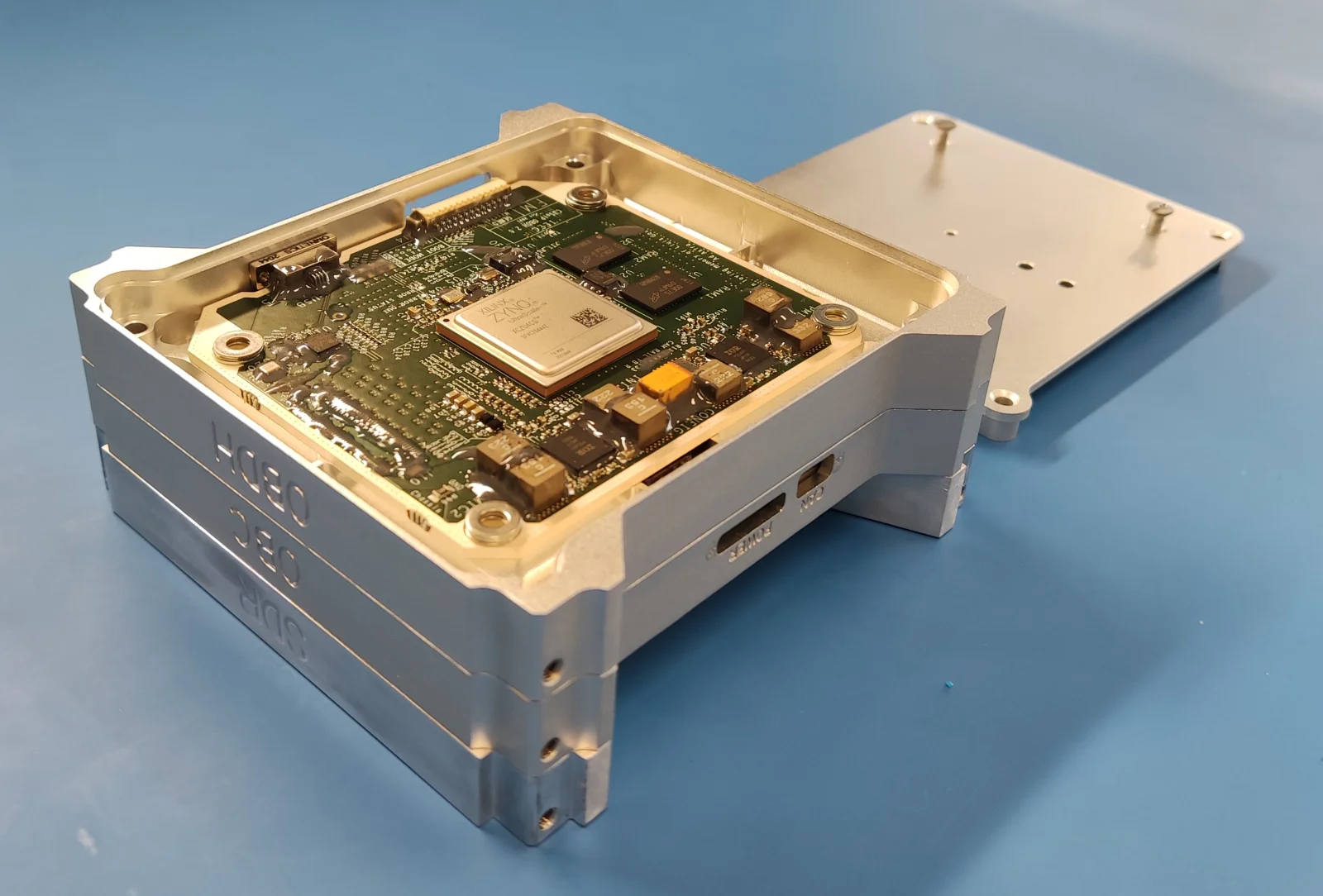 Ordenador de a bordo de alto rendimiento y SDR para satélites pequeños